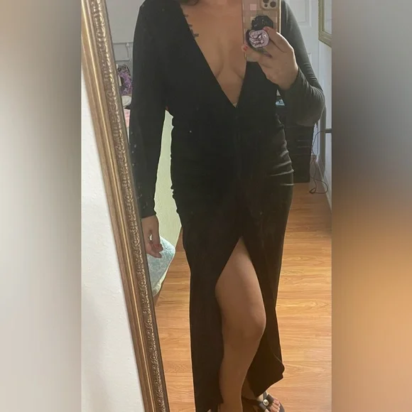 Beautiful dress - Picture 2 of 2